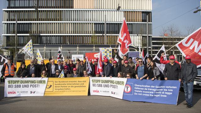 Les syndicats ont protesté devant le siège des ex-régies fédérales et dans plusieurs gares suisses. [Keystone - Peter Schneider]