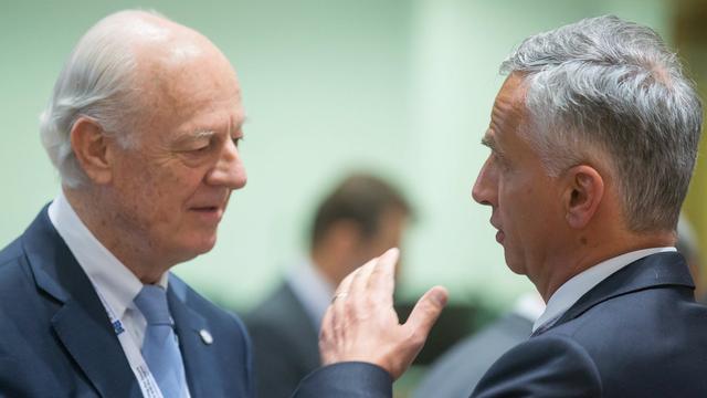 Didier Burkhalter avec l'envoyé spécial de l'ONU Staffan de Mistura mercredi à Bruxelles. [EPA/Keystone - Stéphanie Lecocq]