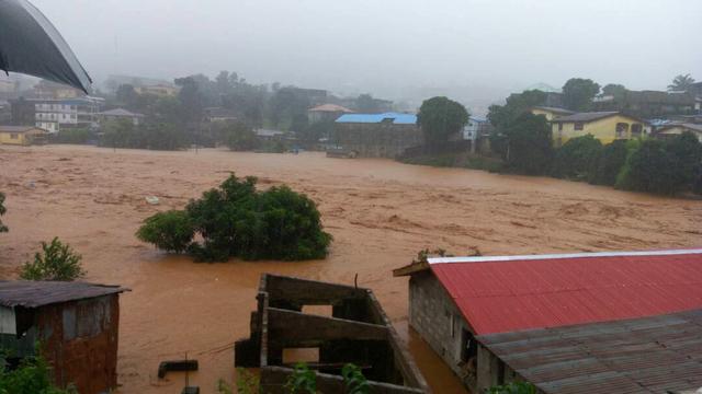 Les fortes pluies ont provoqué des coulées de boue dans Freetown. [Keystone - Society 4 Climate Change Communication via AP]