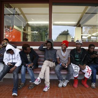 De jeunes migrants arrivés dans un centre d'accueil en France. [EPA/Keystone - Guillaume Horcajuelo]