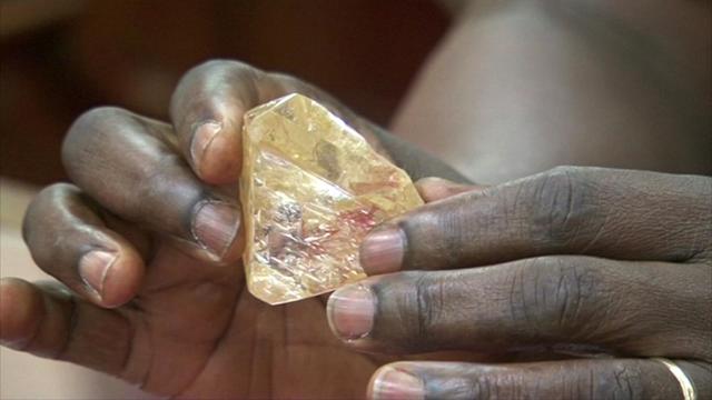 Le diamant de 709 carats sera mis aux enchères par les autorités du pays. [SLBC/AP/Keystone]