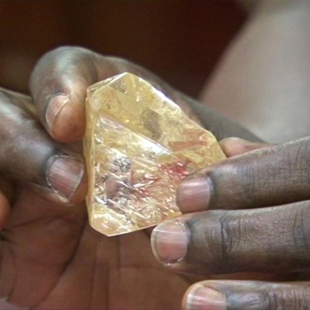 Le diamant de 709 carats sera mis aux enchères par les autorités du pays. [SLBC/AP/Keystone]