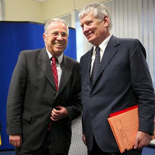 Christoph Blocher (droite) et son ami, l'ex-ministre allemand Otto Schily, ici en 2004. [AP/Keystone - Jan Bauer]