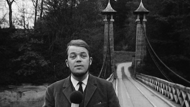 Le journaliste Serge Hertzog devant le Pont de la Tuffière, dans le canton de Fribourg. [RTS]