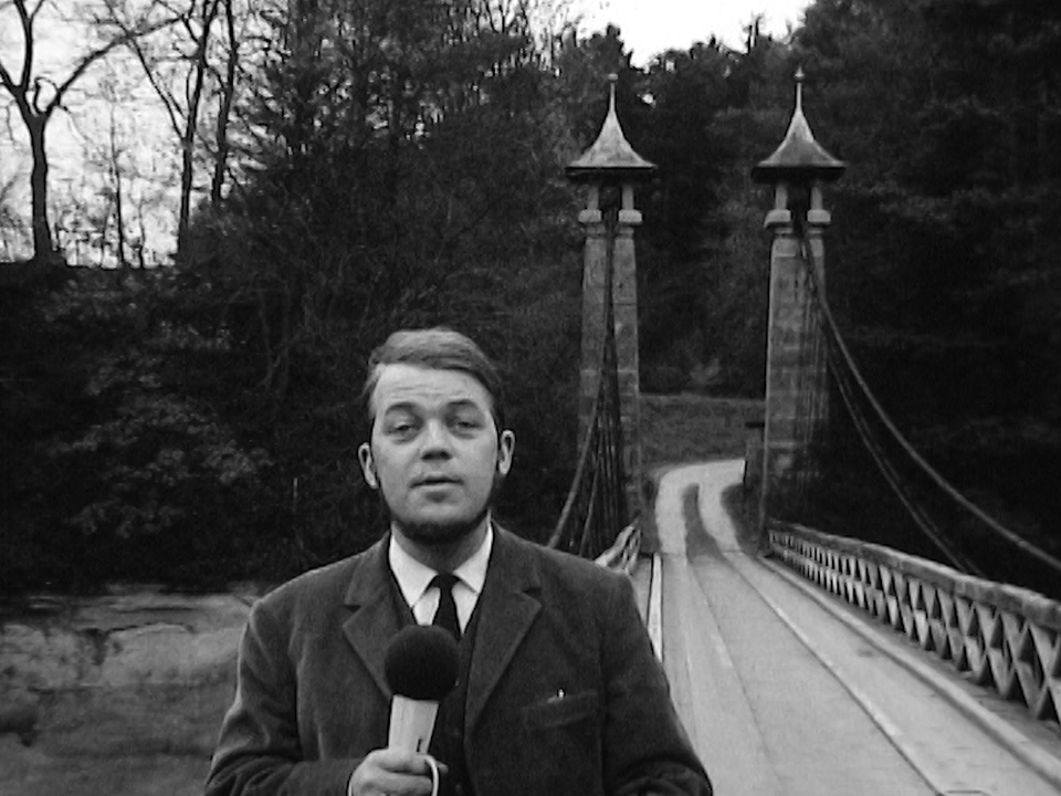 Le journaliste Serge Hertzog devant le Pont de la Tuffière, dans le canton de Fribourg. [RTS]