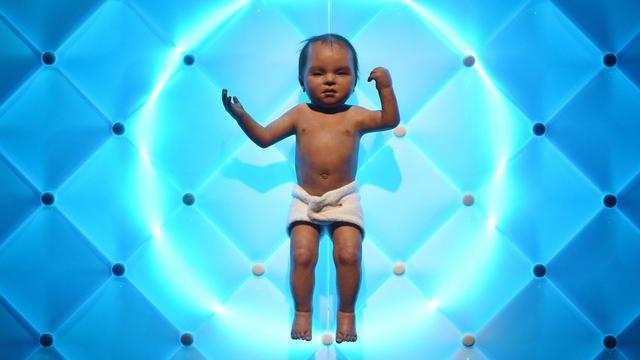 Mardi 7 février: un robot bébé issu de l'exposition "Robots" qui s'ouvre mercredi au Science Museum de Londres. [EPA/Keystone - Facundo Arrizabalaga]