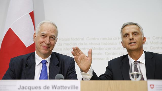 Jacques de Watteville et Didier Burkhalter en août 2015. [Keystone - Peter Klaunzer]