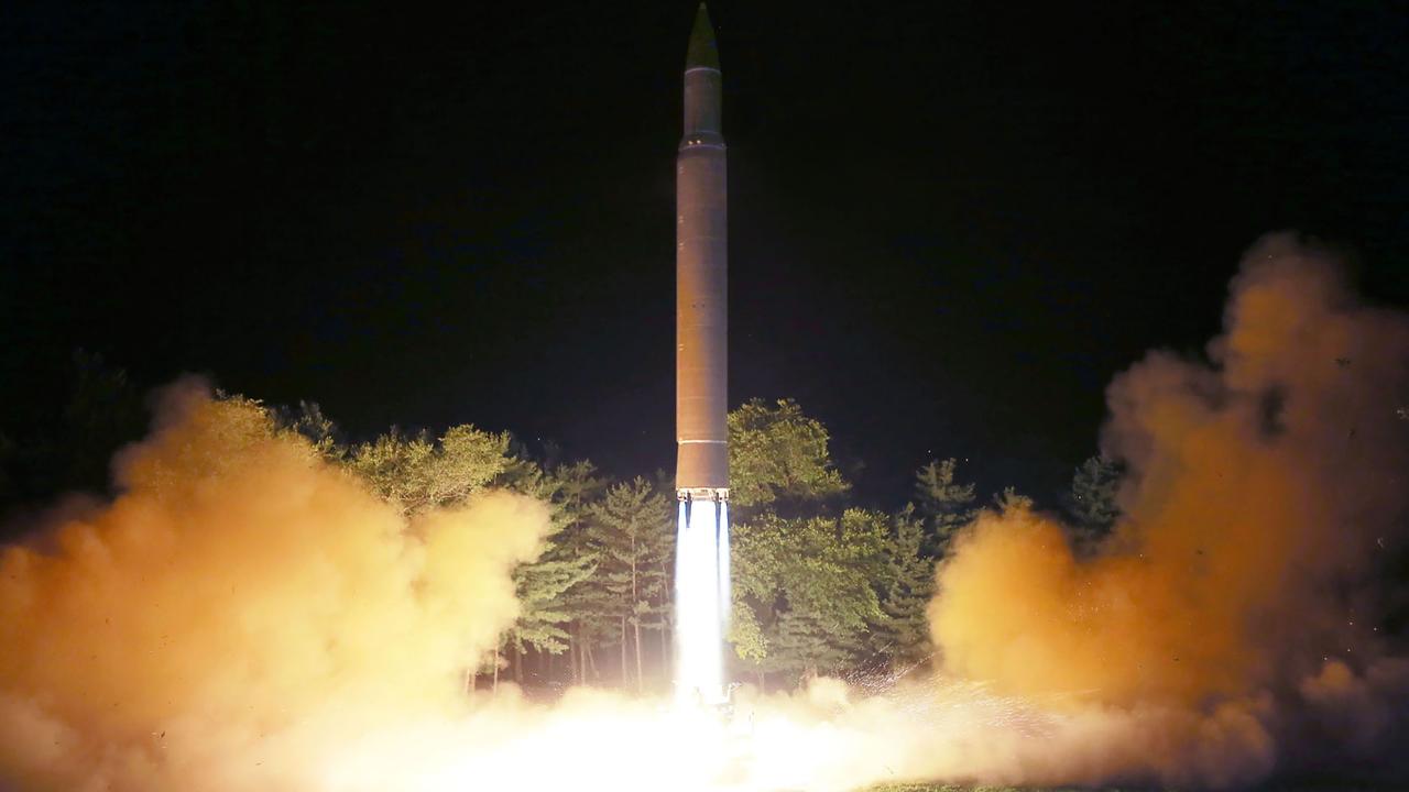 Cette photo transmise par l'agence de presse officielle de la Corée du Nord montre le décollage d'un missile balistique le 28 juillet. [AFP - KCNA VIS KNS]