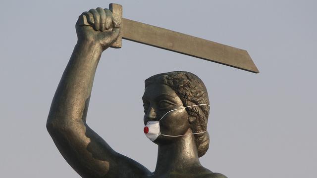 Lundi 9 janvier: des activistes polonais ont mis un masque sur la statue d'une sirène, le symbole de la capitale Varsovie, lors d'une alerte à la pollution atmosphérique. [AP Photo/Keystone - Czarek Sokolowski]