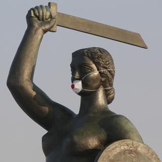 Lundi 9 janvier: des activistes polonais ont mis un masque sur la statue d'une sirène, le symbole de la capitale Varsovie, lors d'une alerte à la pollution atmosphérique. [AP Photo/Keystone - Czarek Sokolowski]