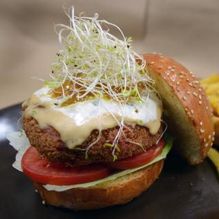 Un hamburger végétarien, à base de quinoa, lentilles et fayots. [AFP - Cris Bouroncle]