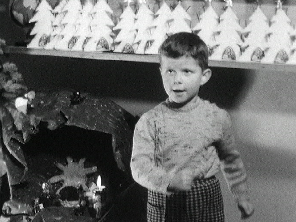 Petit garçon chantant une chanson de Noël en 1960. [RTS]