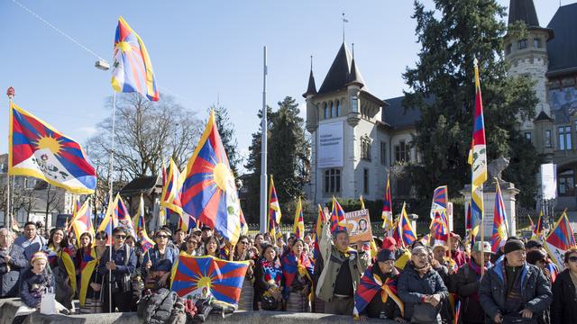 Les manifestants réunis à Berne pour protester contre Pékin. [keystone - Anthony Anex]