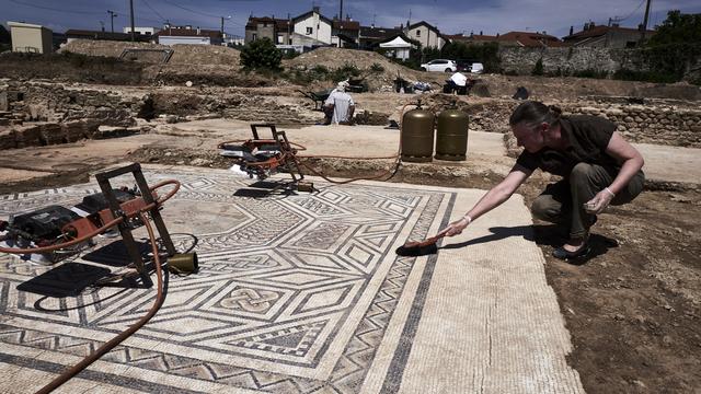 Un archéologue travaillant sur le site de Sainte-Colombe, près de Vienne. [AFP - Jean-Philippe Ksiazek]