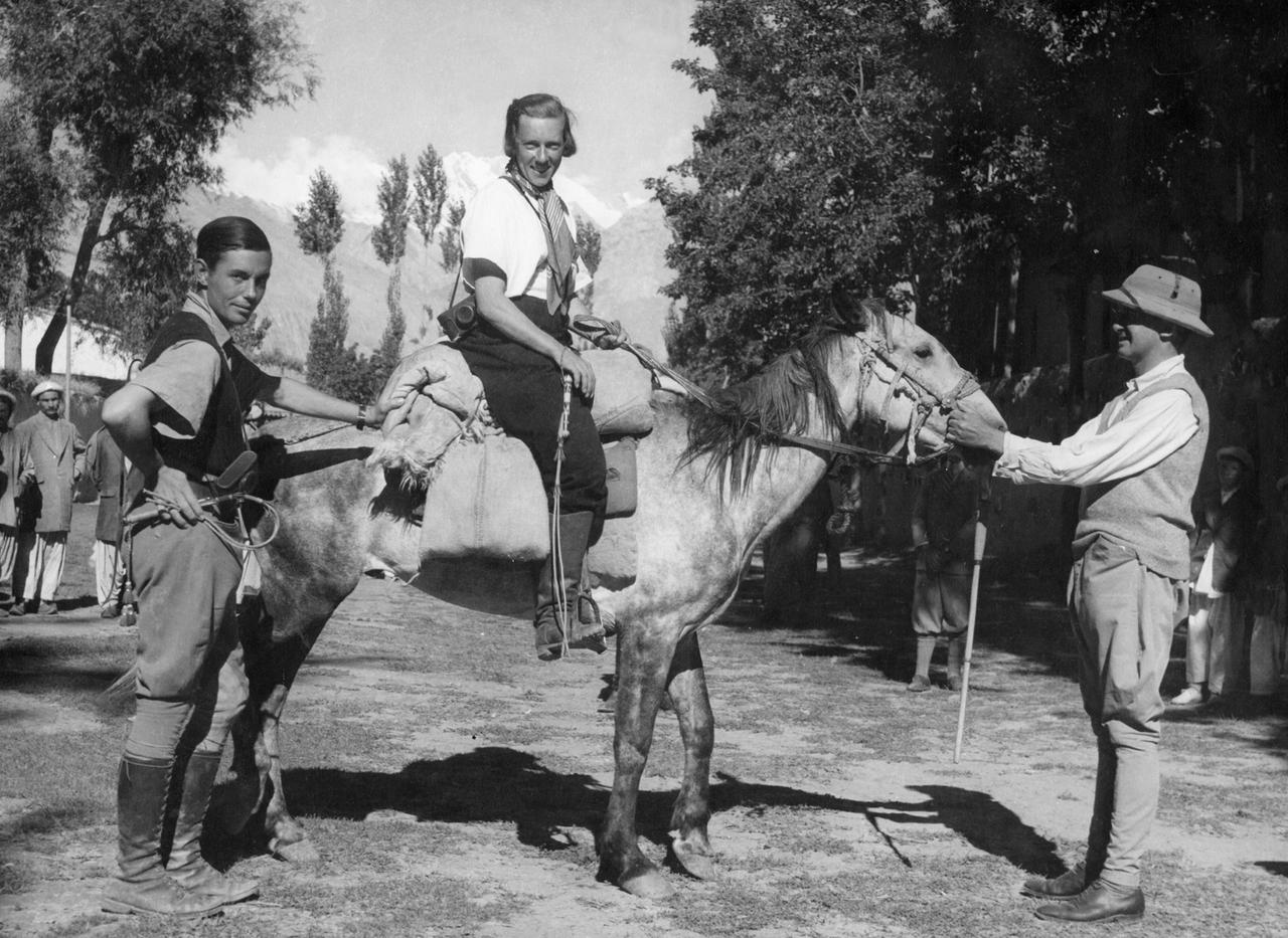 Ella Maillart à son arrivée à Gilgit (au nord du Pakistan actuel) avec l'écrivain britannique Peter Fleming en 1935.