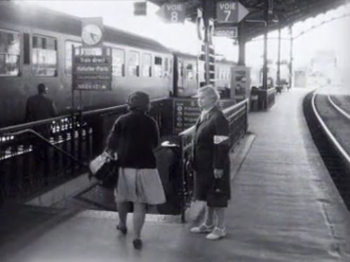 Les Amies de la Jeune Fille en gare de Lausanne [RTS]