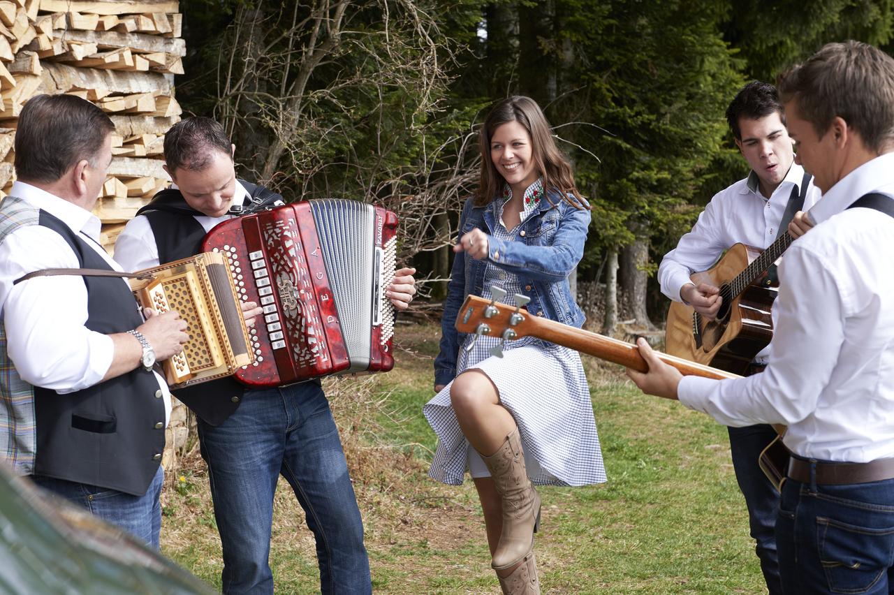 La chanteuse bernoise Melanie Oesch et son groupe Oesch's die Dritten. [oeschs-die-dritten.c - Nadja Frey]