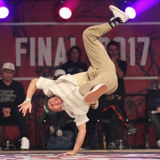 Samedi 21 octobre: un membre de l'équipe française de breakdance Vagabond lors de la "Battle of the Year Wolrd Finale 2017" à Essen, en Allemagne. [EPA/Keystone - Friedemann Vogel]