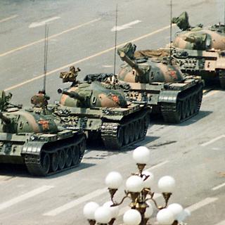 Une des images emblématiques du massacre de Tiananmen, quand un homme faisait face aux blindés de l'armée le 5 juin 1989. [Keystone - AP/JEFF WIDENER)]