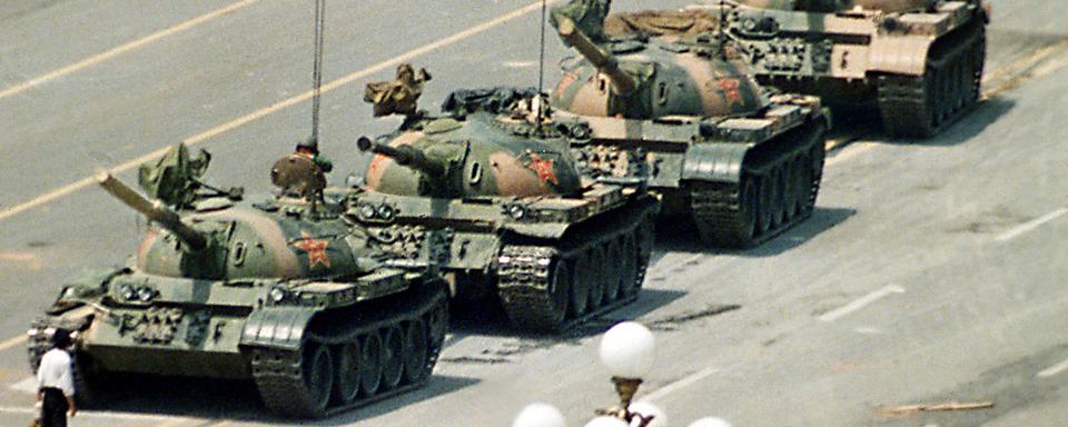 Une des images emblématiques du massacre de Tiananmen, quand un homme faisait face aux blindés de l'armée le 5 juin 1989. [Keystone - AP/JEFF WIDENER)]