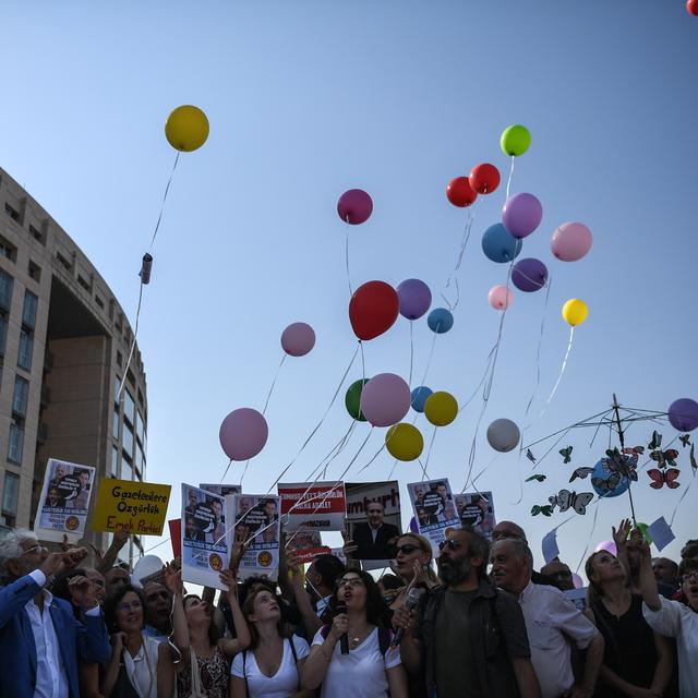 De nombreuses personnes, dont des journalistes et des députés de l'opposition, se sont rassemblées lundi matin devant le tribunal en soutien aux accusés, et ont procédé à un lâcher de ballons. [AFP - Ozan Kose]