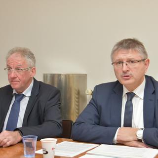 Le ministre jurassien des Finances Charles Juillard et le chef du service cantonal des contributions François Froidevaux (à gauche). [RTS - Gaël Klein]