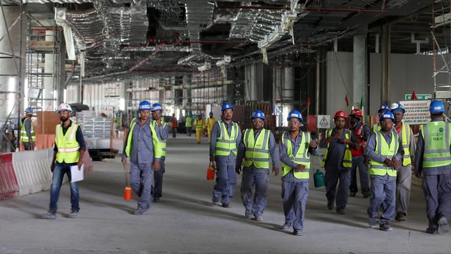 Des travailleurs à l'aéroport d'Abu Dhabi. [Reuters - Stringer]