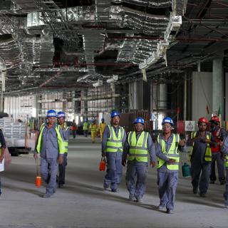 Des travailleurs à l'aéroport d'Abu Dhabi. [Reuters - Stringer]