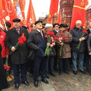 Groupe de communistes sur la Place Rouge à Moscou pour le centenaire de la révolution. [RTS - Isabelle Cornaz]