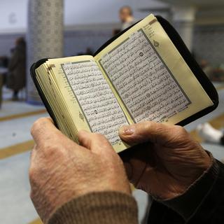 Un homme lit le coran dans une mosquée de Strasbourg, en France. [reuters - Vincent Kessler]