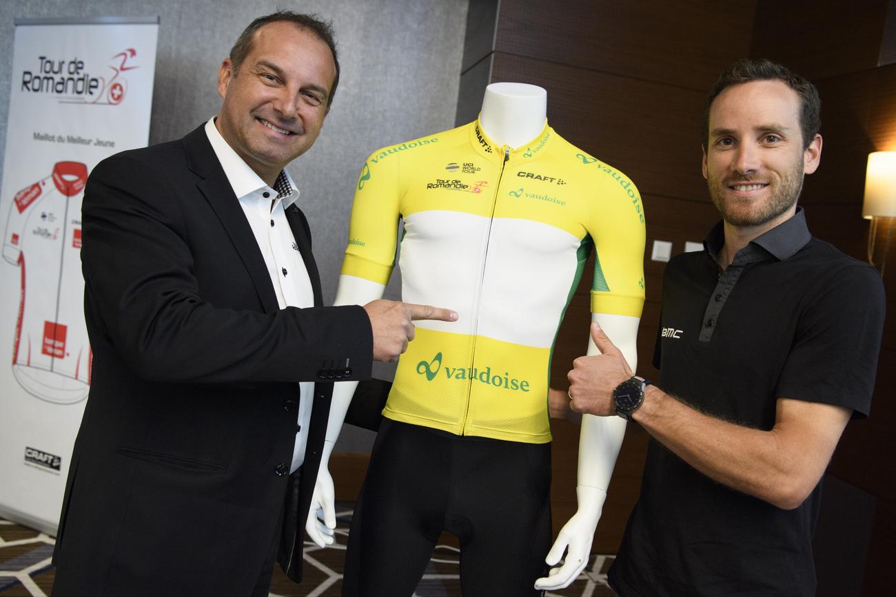 Richard Chassot pose en compagnie du coureur cycliste suisse Danilo Wyss. [Laurent Gillieron]