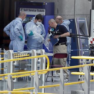 Les experts sont sur place après l'attentat de Manchester. [keystone - AP Photo/Kirsty Wigglesworth]