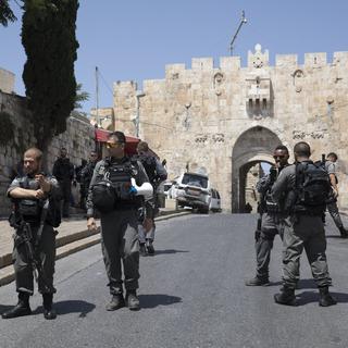 Trois assaillants ont ouvert le feu contre des policiers dans la Vieille-ville de Jérusalem avant d'être abattus. [Keystone - Atef Safadi]