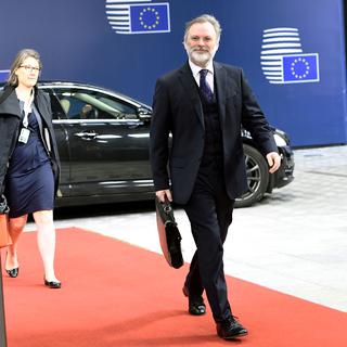 L'ambassadeur Tim Barrow arrive au Conseil européen porteur de la lettre de Theresa May. [AFP - Emmanuel Dunand]