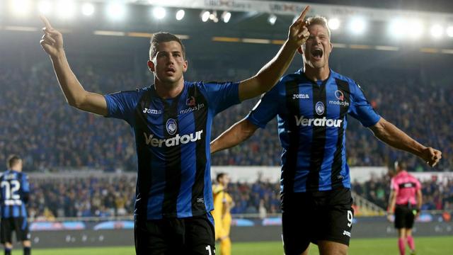 Freuler (à gauche) a été l'homme du match contre Vérone. [Paolo Magni]