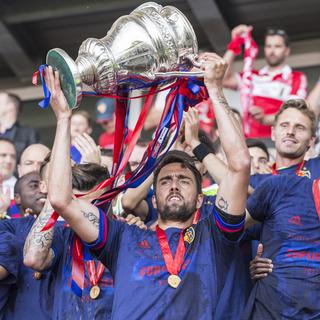 Le capitaine du FC Bâle Matias Delgado soulève le trophée tant convoité. [Cyril Zingaro]