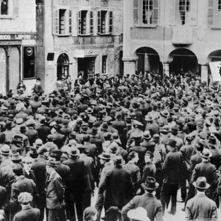Des ouvriers rassemblés sur une place à Bellinzone lors de la grève générale de novembre 1918. [Keystone - STRE]