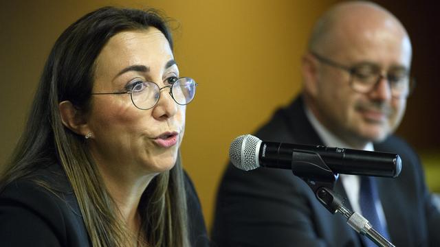 Cesla Amarelle et son chef de l'enseignement obligatoire Serge Martin. [Keystone - Laurent Gilliéron]