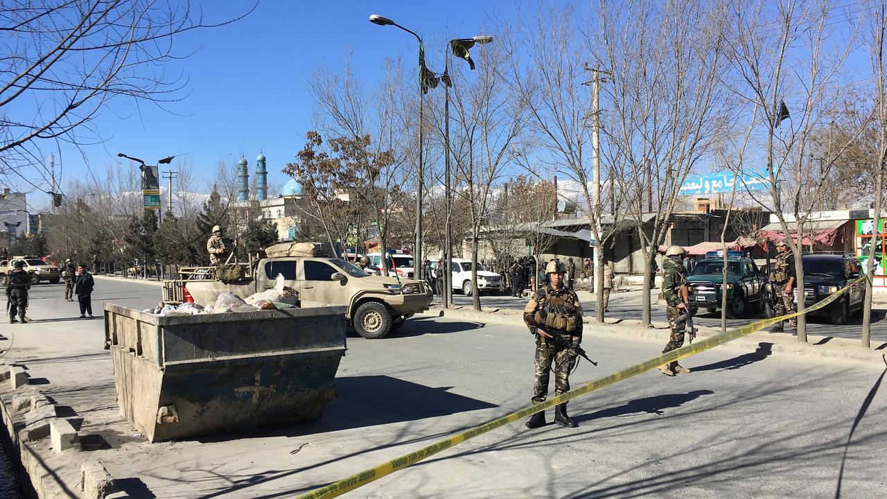 Les forces de sécurités afghanes devant le lieu de l'explosion. [AFP - Shah Marai]