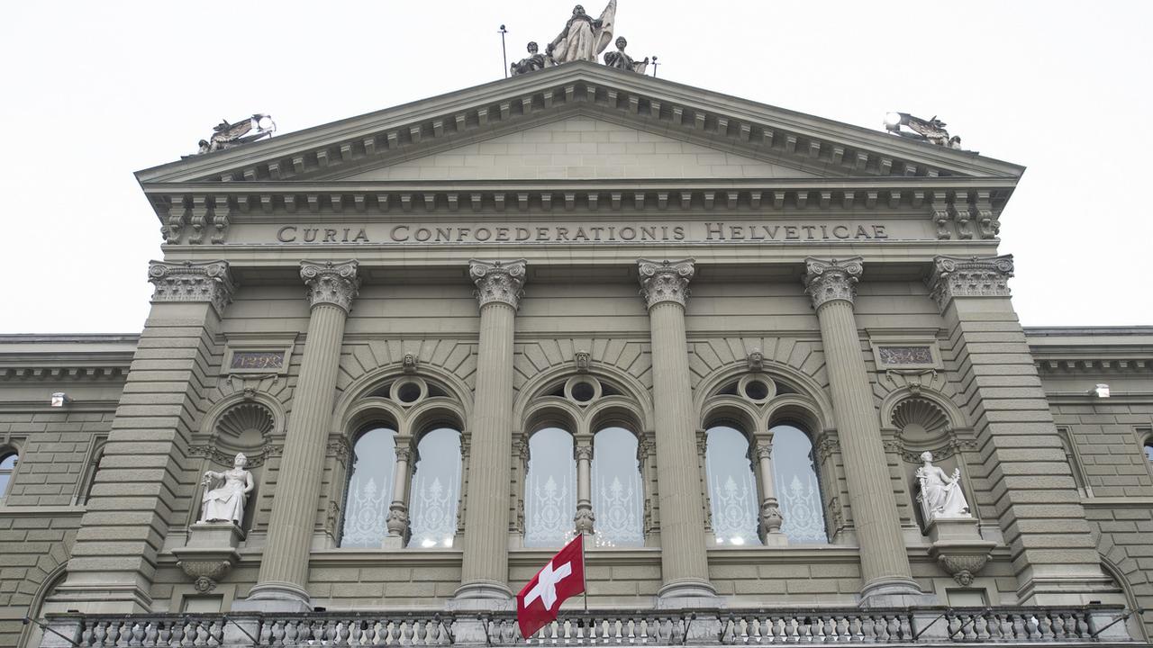 Une vue du Palais fédéral à Berne. [Keystone - Peter Schneider]