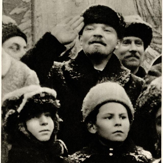 Lénine en 1919 pendant la célébration du deuxième anniversaire de la Grande Revolution socialiste d'octobre 1917, Place Rouge, Moscou. [AFP]