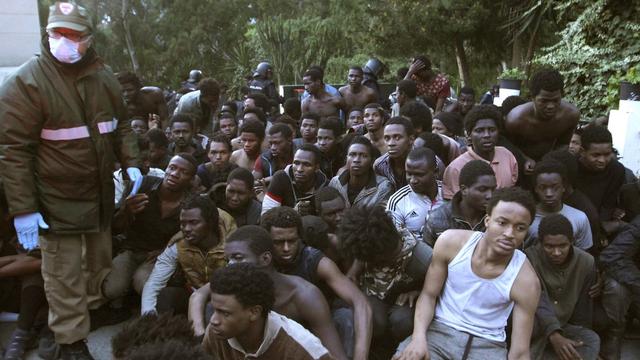 Les migrants étaient en attente d'assistance dans l'enclave espagnole de Ceuta. [Keystone - EPA/REDUAN]