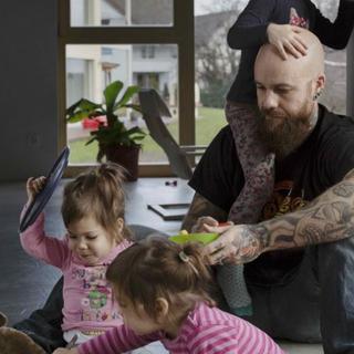 L'exposition "Papas en Suisse" expose des photographies du quotidien prises avec 13 pères qui consacrent tout ou une partie de leur temps à l'éducation de leurs enfants. (Image de l'exposition) [Männer.ch - Johan Bävman]