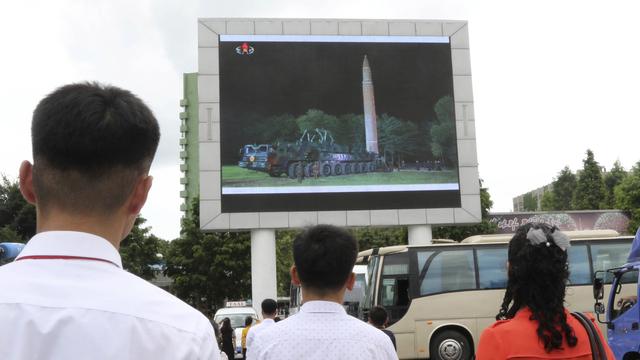 La Corée du Sud réagit au nouvel essai d'un missile balistique par sa voisine du Nord. Ici, une retransmission du lancement à Pyongyang.