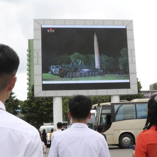 La Corée du Sud réagit au nouvel essai d'un missile balistique par sa voisine du Nord. Ici, une retransmission du lancement à Pyongyang.