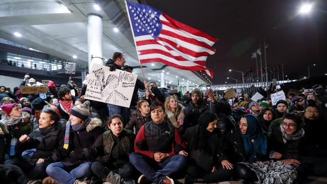 Des manifestations ont eu lieu dans des aéroports américains contre le décret, comme ici à Chicago. [Kamil Krzaczynski]