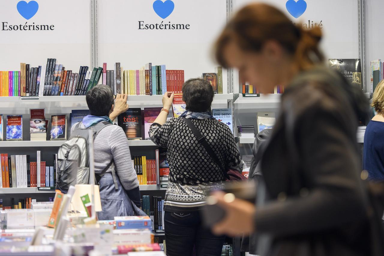 Des visiteurs regardent des livres, lors de l'ouverture du Salon du Livre et de la Presse, mercredi 26 avril. [Keystone - Martial Trezzini]