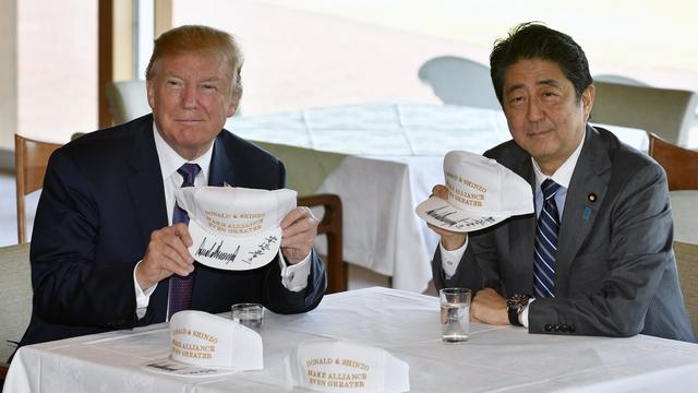 epaselect epa06309207 US President Donald J. Trump (L) and Japanese Prime Minister Shinzo Abe (R) pose after they signed hats reading 'Donald and Shinzo, Make Alliance Even Greater' at the Kasumigaseki Country Club in Kawagoe, Japan, 05 November 2017. Trump's visit to Japan is the first stop of his 12-day tour of Asia. After Japan, Trump will visit South Korea, China, Vietnam and the Philippines. EPA/FRANCK ROBICHON / POOL [Keystone - Franck Robichon]