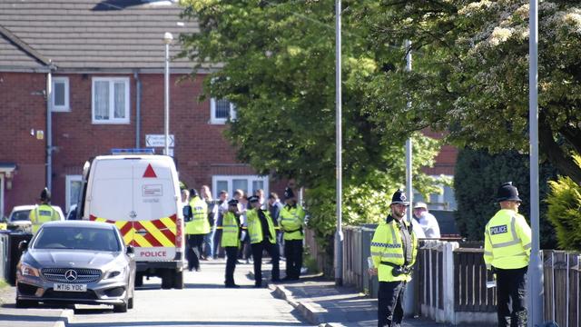 Des policiers mènent des investigations dans la maison du terroriste présumé à Manchester. [afp - Shiomi Kadoya / Yomiuri / The Yomiuri Shimbun]