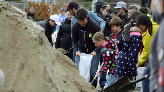 Le Premier ministre Justin Trudeau a rendu visite aux habitants frappés par les inondations à Terrasse-Vaudreuil, à 40 km à l'ouest de l'île de Montréal. [Reuters - Handout]